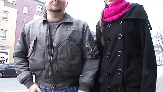 Немецкая шлюшка-брюнетка скачет на хуе и дрочит его в конце