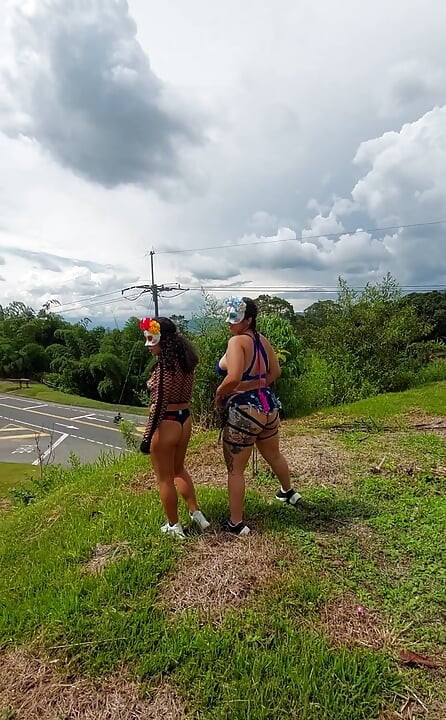 Une séance photo se termine par du sexe lesbien en plein air
