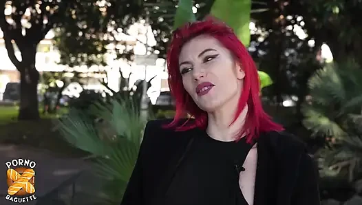 Güzel kızıl saçlı MILF, iki büyük penisle seks yapıyor