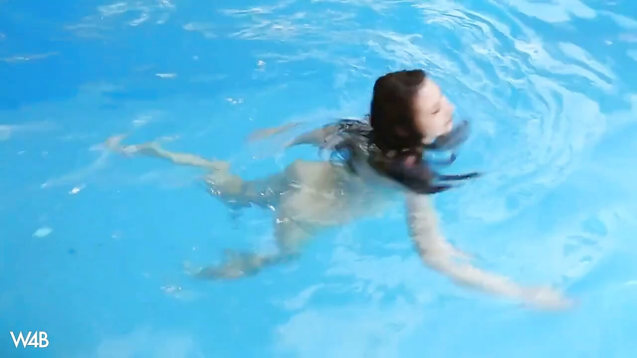 Hồ bơi mùa hè vui vẻ