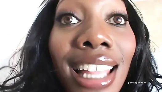 Nyomi banxxx iki büyük yarakla sikiliyor