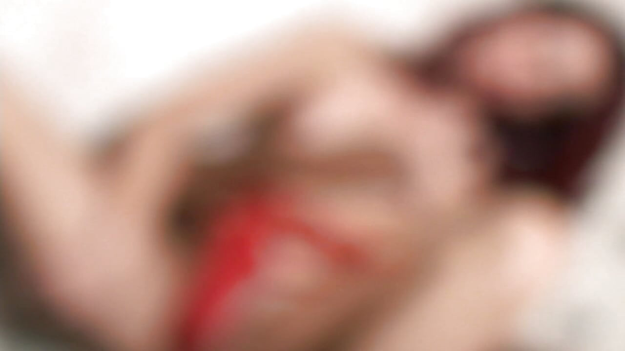 Σαγηνευτικό μελαχρινό μωρό απολαμβάνει έντονο φαγητό στο μουνί και σκληρό γαμήσι
