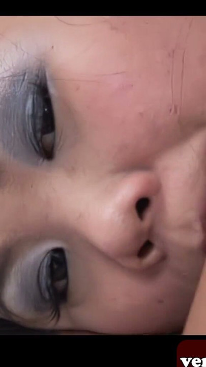 痩せたアジア人ミルフが初めての白いペニスを体験 | クリップ 1