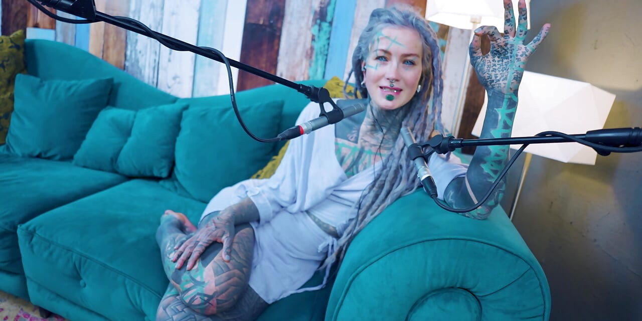 Ik praat over M - muziek - ASMR podcast SFW praat gothic mager meisje dreadlocks tattoo-model geïnkt meisje