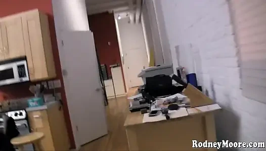 Tante seksi amatir dengan memek berbulu 2000-an ngocok kontol!