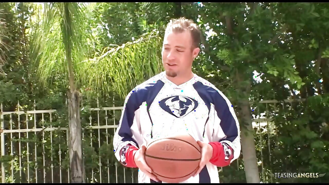 Jogar basquete deixa essa loira com tesão, então ela é fodida hardcore na quadra