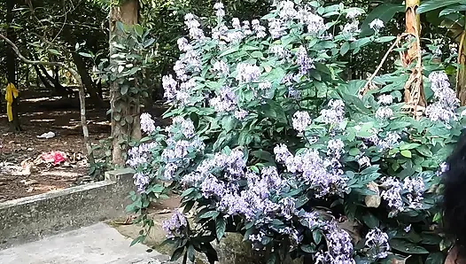 Gadis cantik india lagi bugil di taman