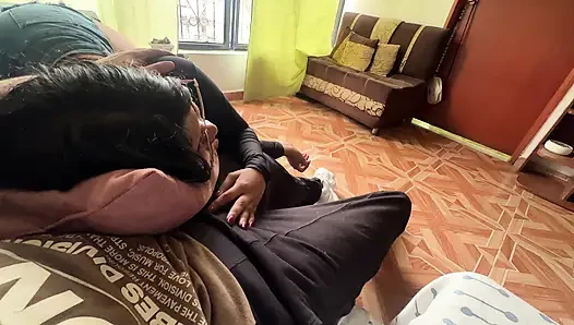 Моей лучшей подруге заскучал ее телефон и она начала сосать мой хуй
