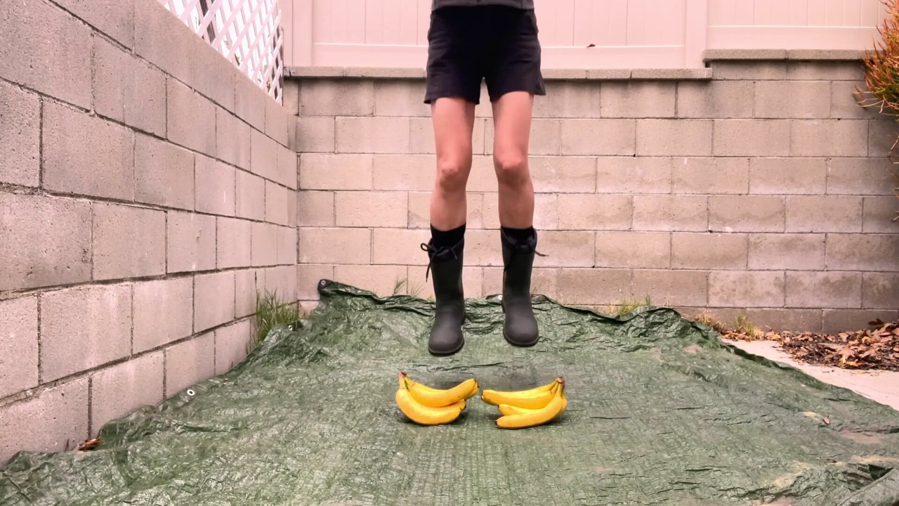 Lastik çizmeli meyveleri ezme