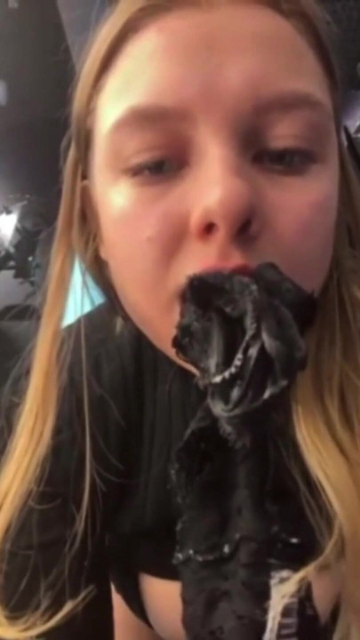 Jucielussie eating pants in public shopping | Clip 1
