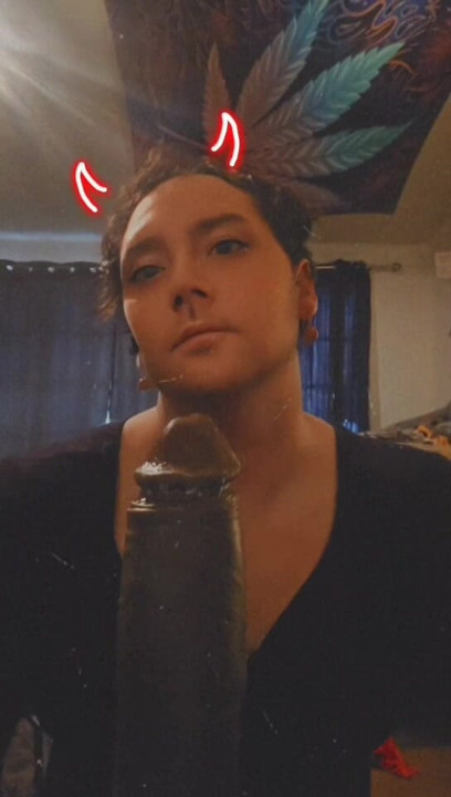 Efeminat efeminat se joacă cu un vibrator