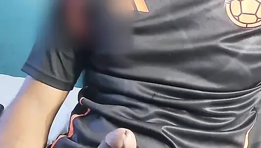 Kolombiyalı futbolcu anaconda'sıyla oynuyor