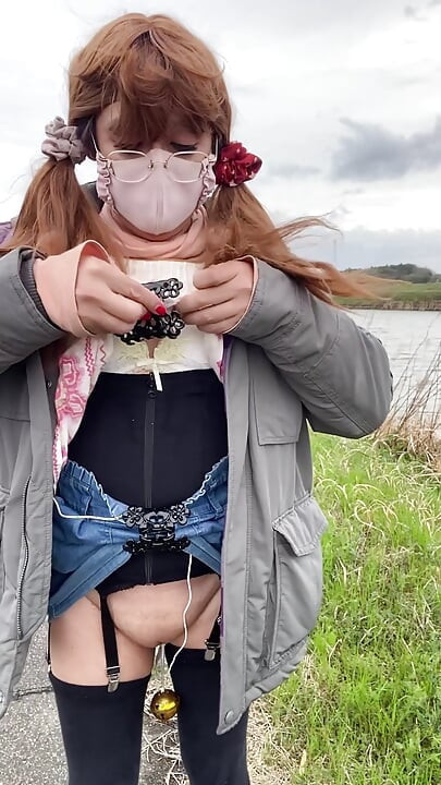 No184 Anal exposure play on the bank