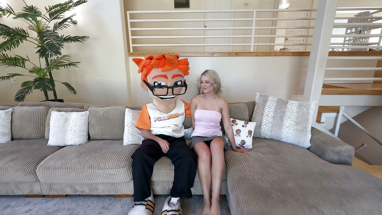 Sarışın büyük memeli Annaleigh Reno bana gırtlağına kadar elle muamele çekti ve sonra porndudecasting'de kovboy kıza bindi