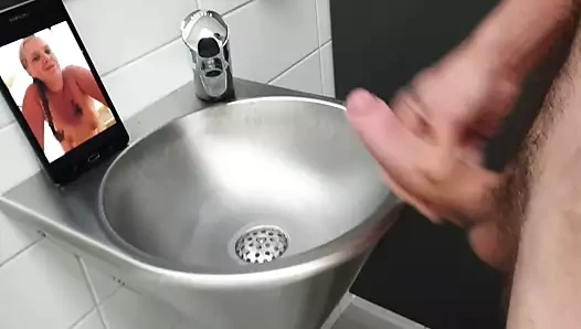 デュークル・ライデンシャフトの公衆トイレで裸にエッジング