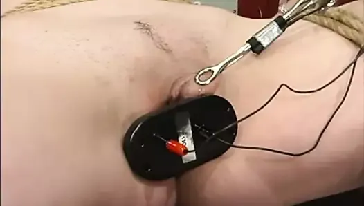Orgasme électro en bondage
