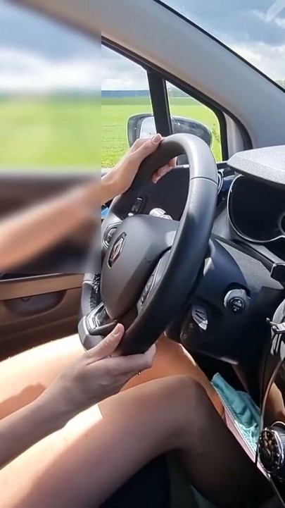 Σέξι milf οδηγεί γυμνή. Μου αρέσει να πηγαίνω γυμνή το καλοκαίρι. | Κλιπ 1
