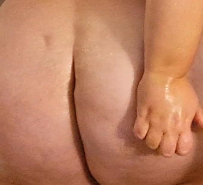Punggung bergoyang di bilik mandi