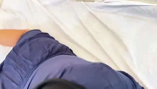 Üvey erkek kardeş ebeveynleri yan odadayken sırayla boşalıyor