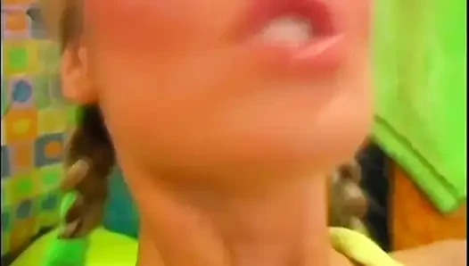 İki azgın lezbiyen genç kız amında çift dildoyla oynuyor