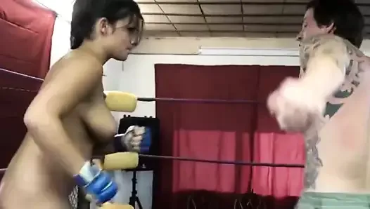 Una luchadora desnuda y su saco de boxeo