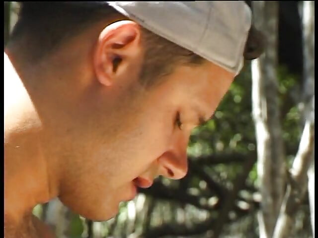 巨乳の金髪の赤ん坊が犯され、屋外で精液