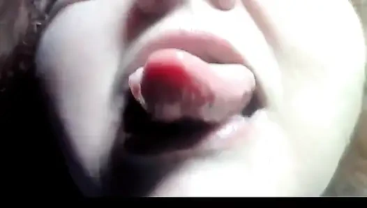 İri güzel kadın senin için nake dudaklarını ve ağzını öpüyor ve senin için dudaklarını yalıyor yakın çekim klip veriyor!