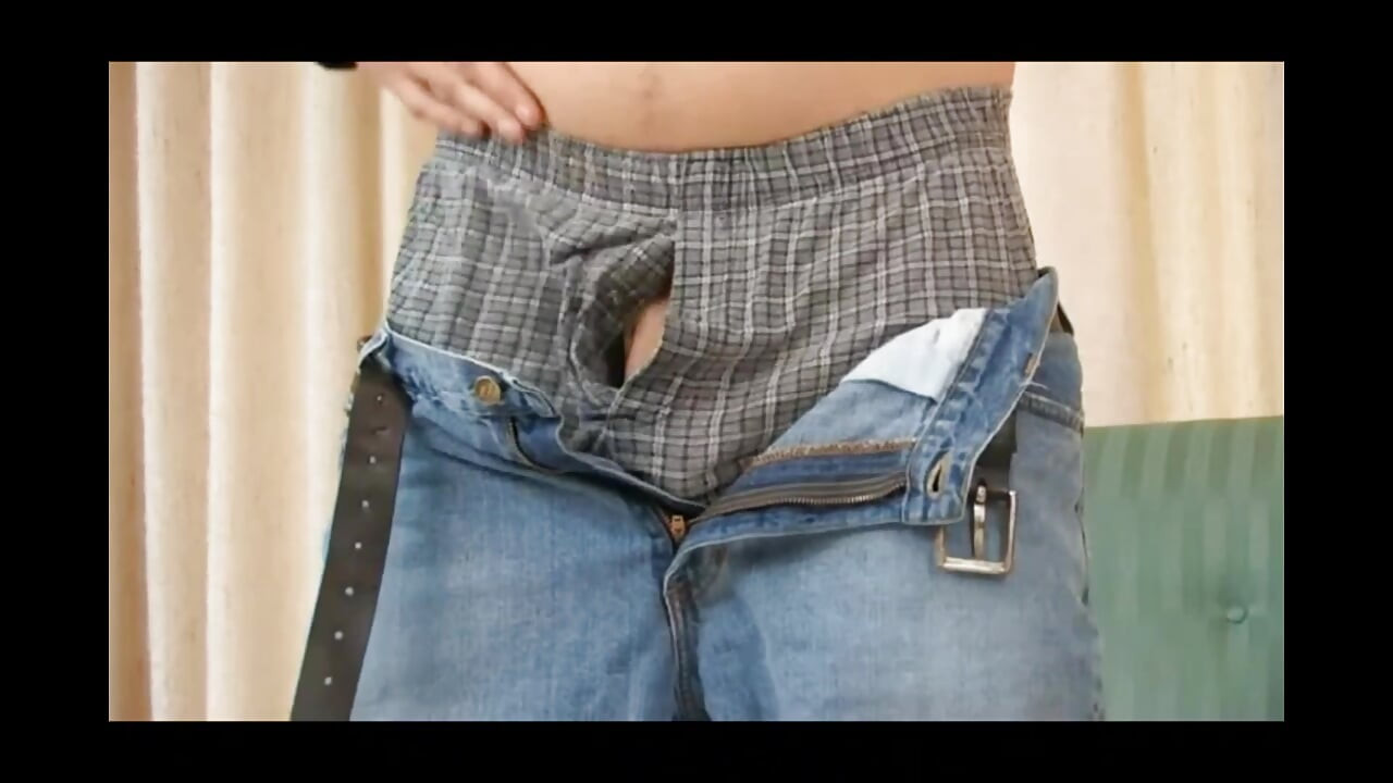 สาววัยยี่สิบปีเล่นกับเสาของเขา