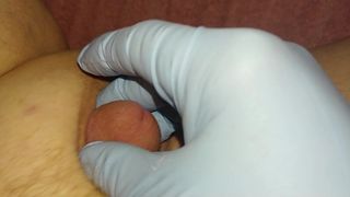 Kleine penis wordt bespeeld als een grote clitoris die sperma spuit!