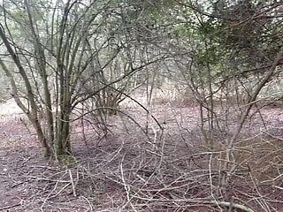 Een dikke grote zwarte lul aftrekken in het bos