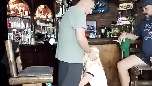 Kız arkadaşım beni emiyor ve arkadaşlarımın yarağı gırtlağına ve göğüslerine boşalıyor