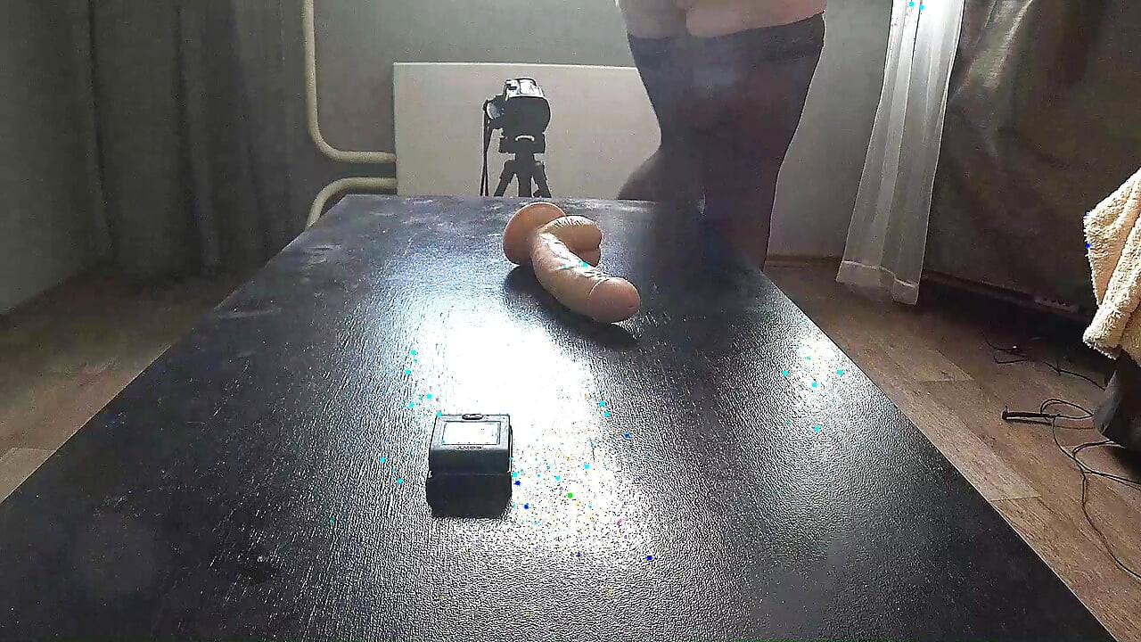 Reife Ehefrau mit großen Brüsten außerhalb des Bildschirms. Hängende Brüste.
