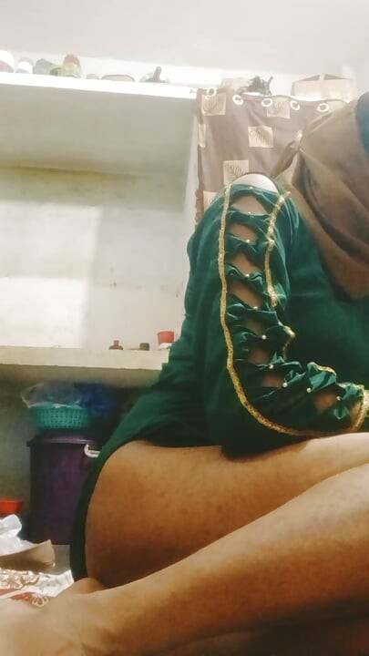 Green suit main sexy dikhti hui urvashi rani