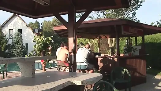Utanmaz sürtük bahçede götünü sikiyor