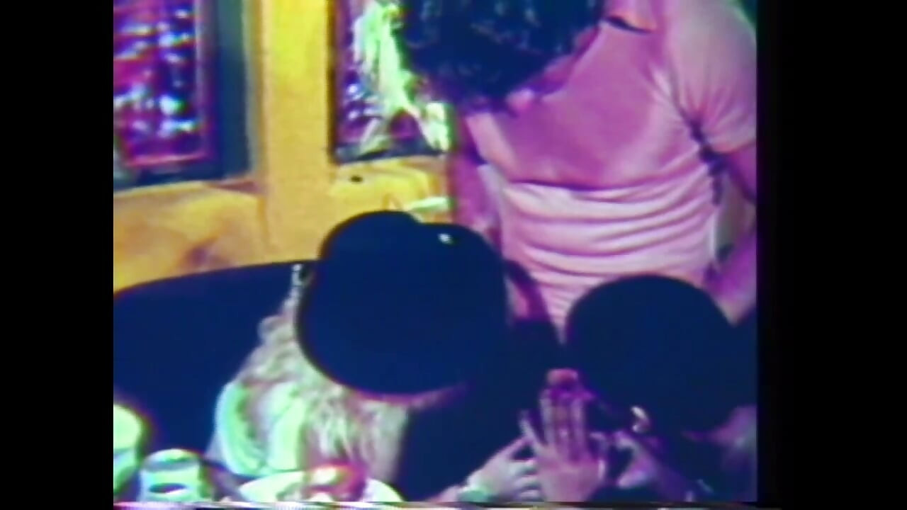 במסיבה הם מוצצים אחד לשני