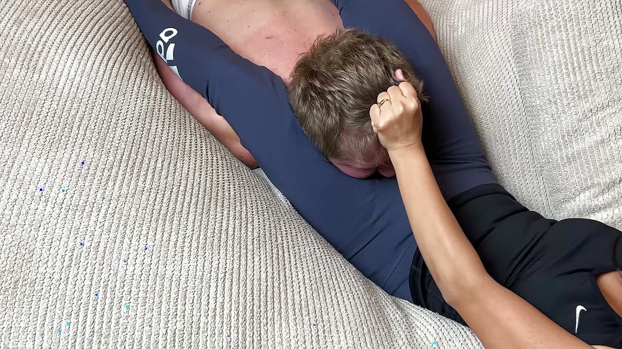 Cruel Headscissors in Blue Leggings on the Couch