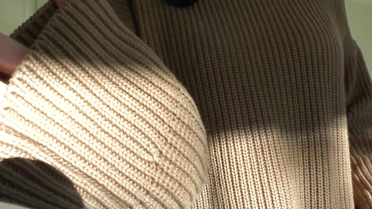 Свърши върху пуловера ми! Лейди Виктория Валенте в дебел пуловер с водолазка