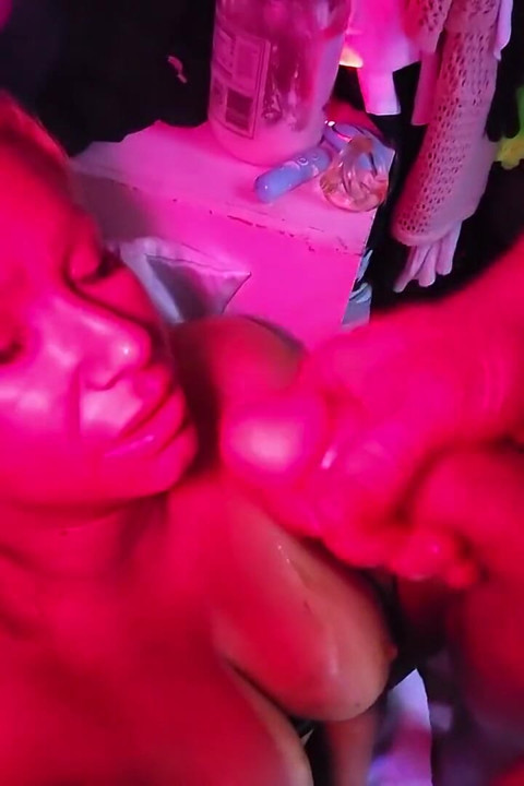 L’énorme éjac de papa éjacule sur mes seins dans le placard