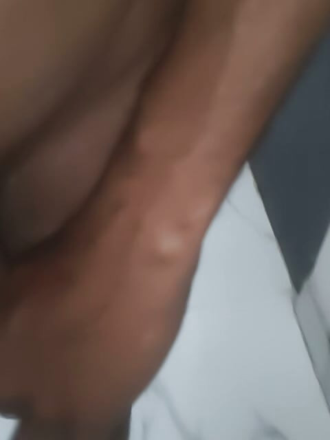 Aj ghar me biwi nahi thi or lund khada ho gaya bahut zor se chodhne ke liye kya karta moot mar li