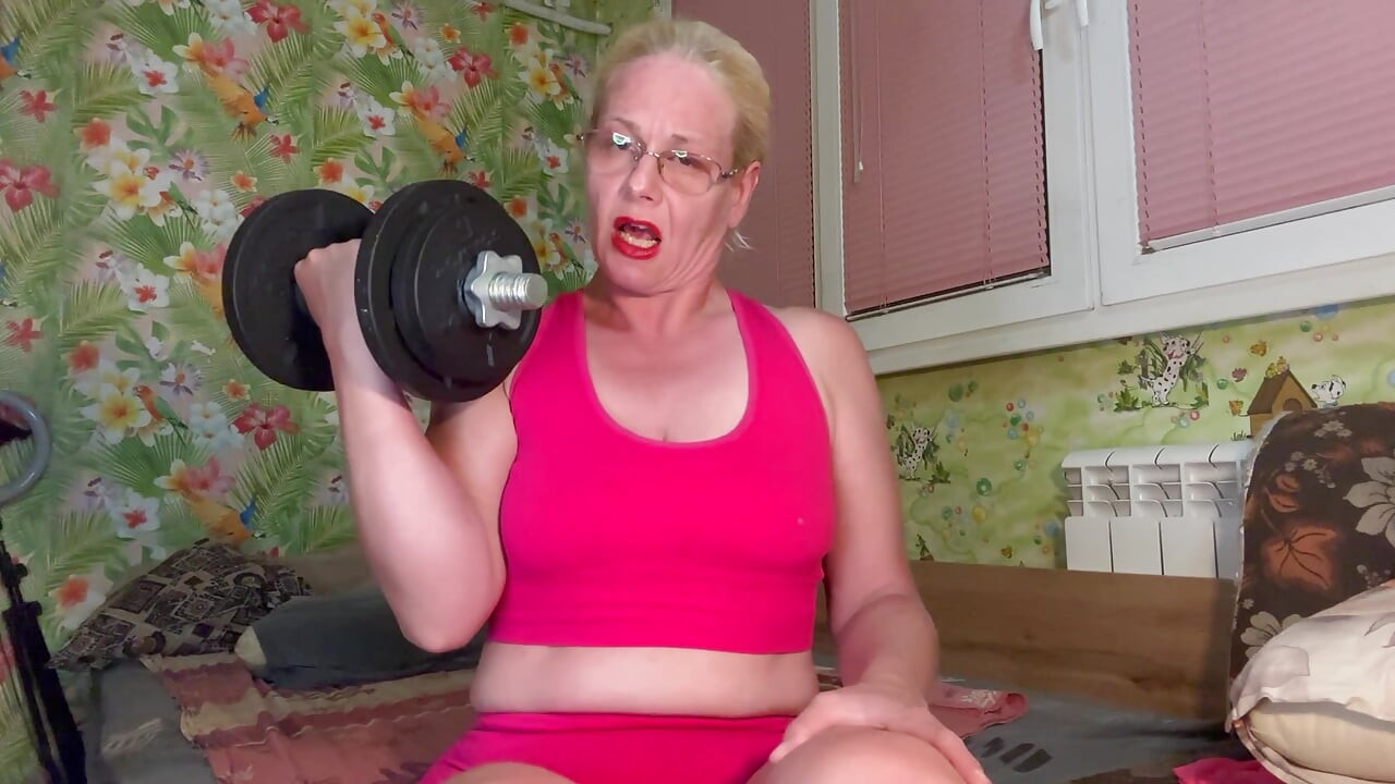 Soulèvement d’haltères, fétiche des biceps et supplie de jouir