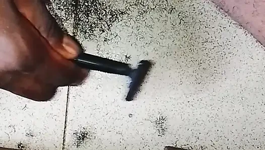 Biraz amına ihtiyacım vardı ve kıllı büyük zenci yarağımı tıraş ettim.