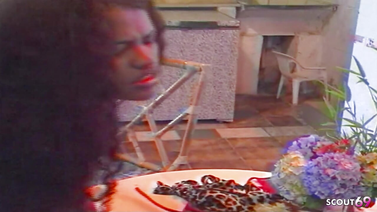 Het latina MILF knullad i fitta av Big Tit Shemale