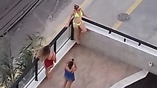 3 vrouwen bij het zwembad (niet -naakt) - deel ii