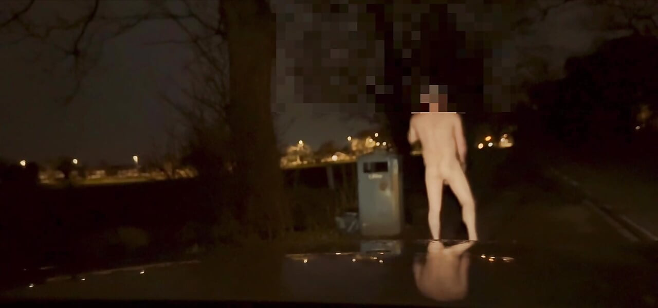 Compilation de moi nue et en train de me branler de divers endroits cette semaine, quand la voiture m’a passé les jambes et que j’ai eu du sperme en l’air s’est fait prendre
