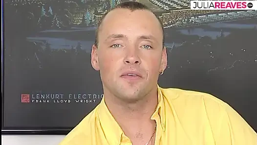 Dildo temsilcisi 2 ateşli kısrakla sikişiyor