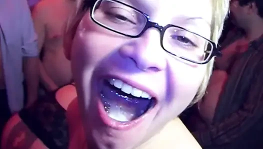 Dua pelacur digegangkan dengan amatir nyata di sebuah klub