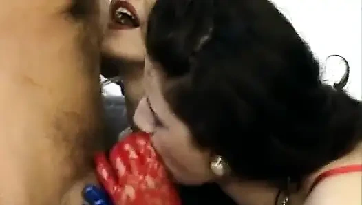 Wanita jerman dengan lingerie seksi dientot di seks threesome