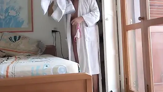 Aku ngocok kontol dan muncrat sambil nonton ibu tiriku pakai bikini