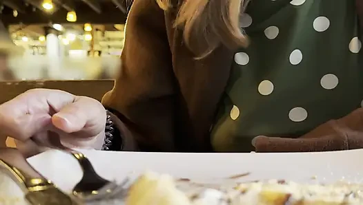 Menggoda orang dengan putingku di blus belaka di restoran setelah makan malam