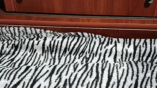 Külotunu Çıkarmadan Aynanın Önünde Ev Yapımı Mastürbasyon